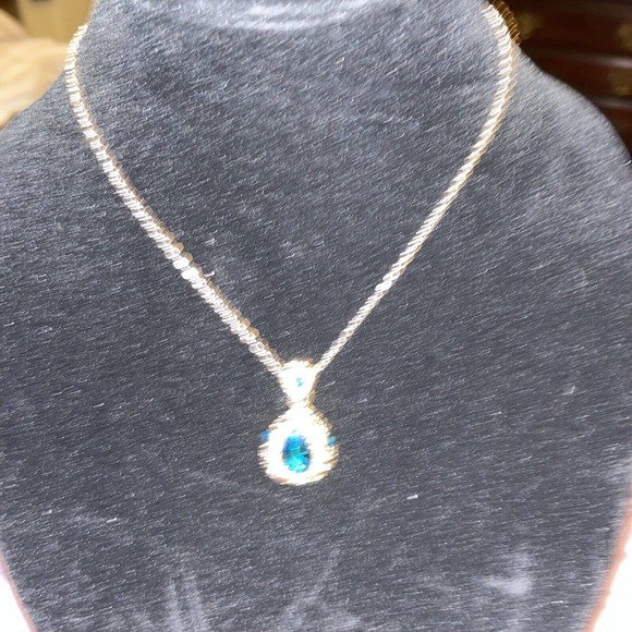 Hollowed Out Floral Pattern Waterdrop Green Necklace And Earrings Gold Tone (1) - Picture 4 of 4